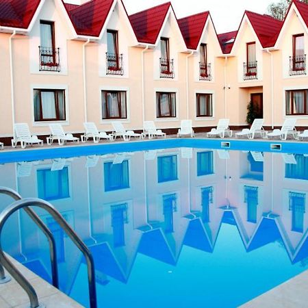 Knyazhyi Dvir Hotel Knyazhichi  Exterior foto
